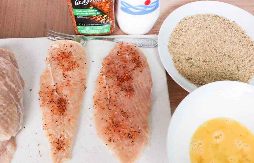 1. Этап. Куриные отбивные в панировке: 2. Каждое филе натрите солью и специями, подходящими к курице.