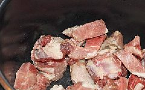 1. Этап. Свинина с овощами в мультиварке: Мясо порезать кусочками. На режиме 