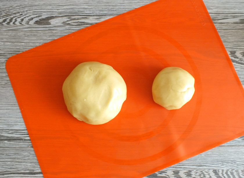 1. Этап. Пирог с творогом и сгущенкой: Разделите тесто на две неравные части.