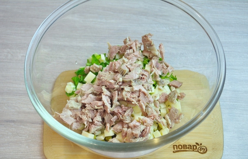 1. Этап. Новогодний салат Куранты: 4. Отварное куриное мясо без шкурки нарежьте и добавьте в миску. Лучше использовать темное мясо птицы. Оно более сочное и отлично подходит для салатов. Также можно просто взять вареную колбасу.