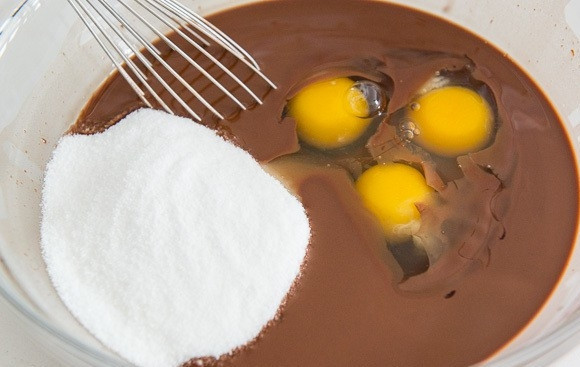 1. Этап. Шоколадно-кокосовое брауни: 3. Затем шоколадно-масляную смесь взбейте с яйцами и сахаром в единую консистенцию.