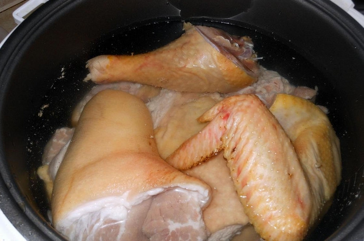 1. Этап. Холодец из свиной рульки: Все мясо промываем, удалив лишние шкурки и прочее. Замачиваем мясо в холодной воде на 12-14 часов. Каждые 3-4 часа следует полностью менять воду.