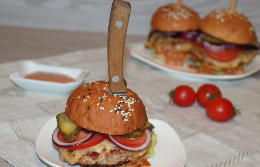 1. Этап. Сочный бургер: Сверху накройте второй частью булочки.