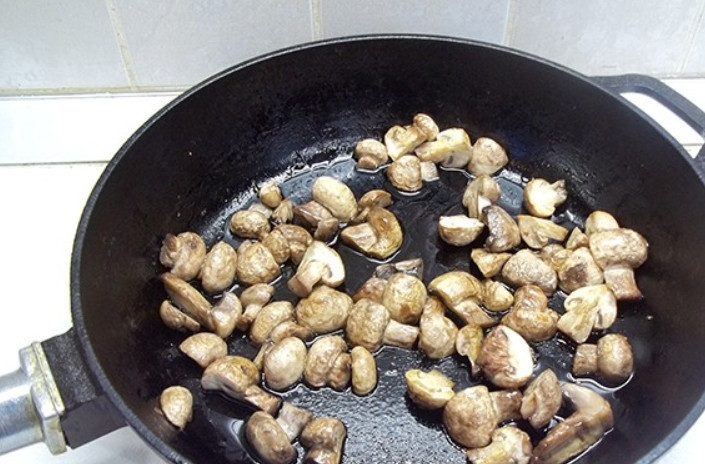 1. Этап. Грибная солянка без капусты: Шампиньоны промываем, нарезаем и обжариваем на растительном масле 10 минут до золотистости.