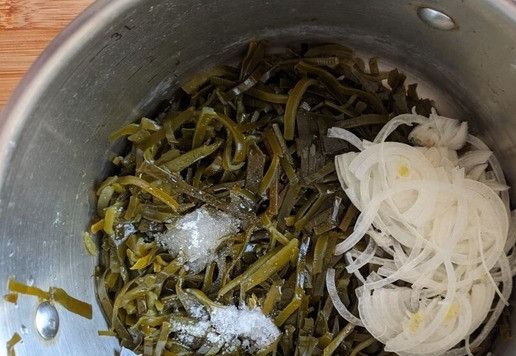 1. Этап. Салат Дары Посейдона: В этом салате можно использовать готовую маринованную морскую капусту или консервированную в банках. Я же предпочитаю покупать замороженную и мариновать самой. Мороженную капусту отвариваем 30 минут на среднем огне. Затем откидываем на дуршлаг и промываем, в ней может быть песок. Добавляем уксус, соль, сахар и порезанный тонкими полукольцами лук, перемешиваем. Оставляем мариноваться минимум на 15 минут.