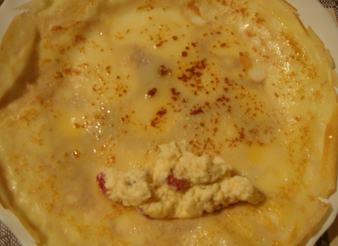 1. Этап. Блинчики с творожной массой: Начинку заворачиваем в блинчики. Распределяем ее равномерно по всем блинчикам. В принципе блинчики можно подавать к столу. Приятного аппетита!