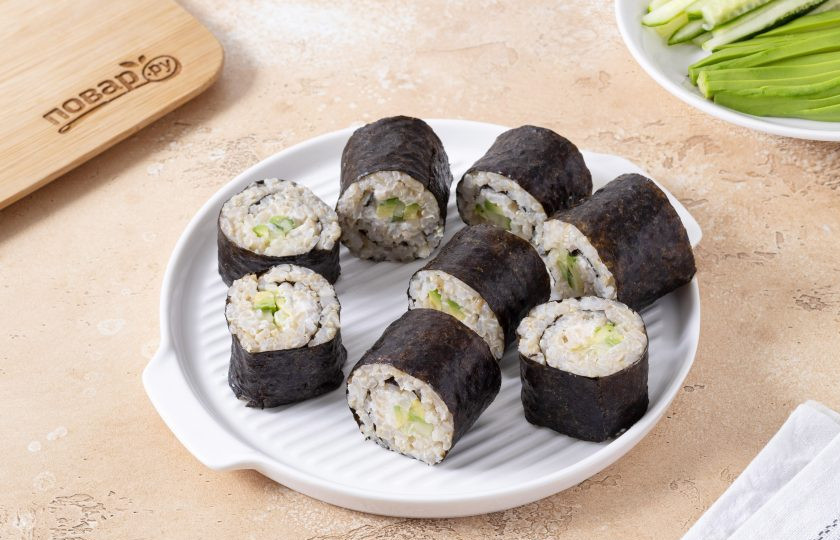 1. Этап. Роллы с бурым рисом: Смочите водой очень острый нож, нарежьте роллы на порционные кусочки.