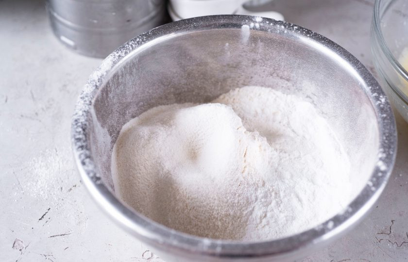 1. Этап. Сухое печенье: В отдельную миску просейте муку, добавьте разрыхлитель, крахмал и соль. Перемешайте все до получения однородной смеси.