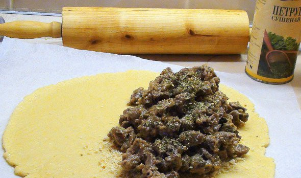 1. Этап. Пирог с почками: 4. Когда тесто охладится, - раскатываем его тонким слоем, и выкладываем начинку. Солим, перчим, посыпаем приправами.