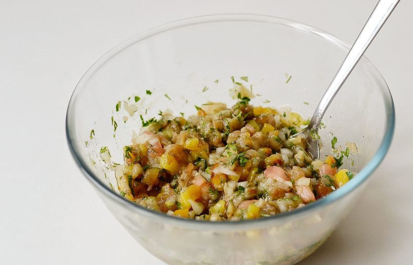 1. Этап. Баклажанная икра по-одесски: Добавьте все овощи в миску. Посолите, поперчите и заправьте маслом. Перемешайте и уберите икру в холодильник на час, чтобы она настоялась.