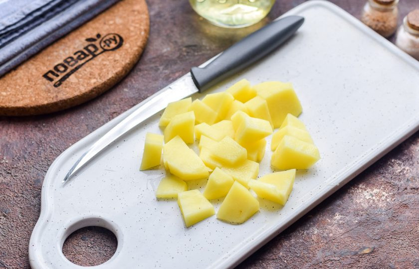 1. Этап. Суп с булгуром и брокколи: Очистите картофель, сполосните, просушите. Нарежьте картофель небольшими кусочками.