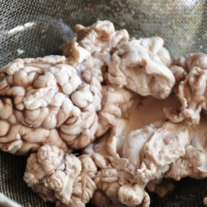 1. Этап. Панированные мозги: Затем откидываем мозги на дуршлаг, даем воде стечь, а мозгам - остынуть.