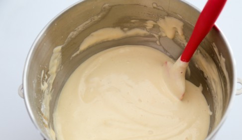 1. Этап. Торт Европейский: Тесто замесить лопаткой, чтоб оно не осело.