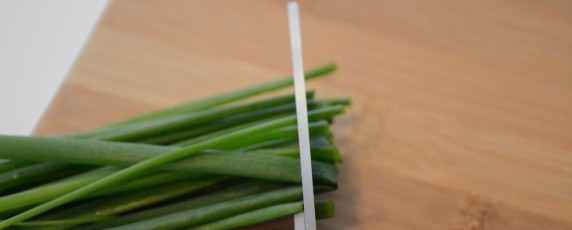 1. Этап. Лаваш с сыром и зеленью: Мелко нарезаем лук и укроп. Можно также добавить любую другую зелень по вкусу.