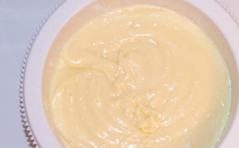 1. Этап. Слоеный торт с заварным кремом: Добавляем в крем сливочное масло и взбиваем до однородности.