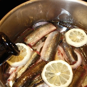 1. Этап. Минога в оливковом масле: Затем выкладываем еще один плотный слой рыбы, его тоже солим, приправляем луком и лавровым листом. Формируем слои, пока рыба не кончится. На верхний слой кладем немного лимона, а затем начинаем заливать все это дело оливковым маслом. Льем масло до тех пор, пока оно не подберется к верхнему слою миноги.