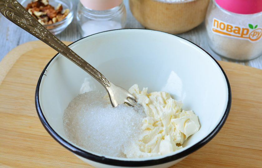 1. Этап. Клюквенный пирог с орехами: Разотрите сахар с мягким маслом.