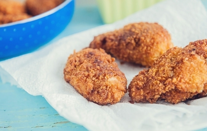 1. Этап. Острые куриные крылышки: 3. Делаем тройную панировку: для этого каждый кусочек обваливаем сперва в муке, затем в яйце и кукурузных хлопьях. В сковороду наливаем подсолнечное масло, в раскаленное масло кладем крылышки и обжариваем до румяной корочки, важно следить, чтобы не сгорели. Каждый кусочек кладем на бумажное полотенце, чтобы убрать лишний жир. После этого крылышки готовы, подаем их с кетчупом.