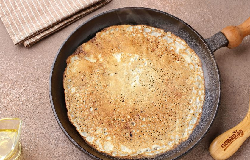 1. Этап. Блинчики хрустящие: Жарьте блины в хорошо разогретой сковороде смазанной маслом. Если вы хотите получить не просто тонкие блинчики, а с хрустящими краями, не складывайте их стопочкой и не смазывайте маслом. Ещё дам совет, если подержать вторую сторону блина на сковороде чуть дольше обычного, блины получатся хрустящими даже посередине. Главное не пересушить!