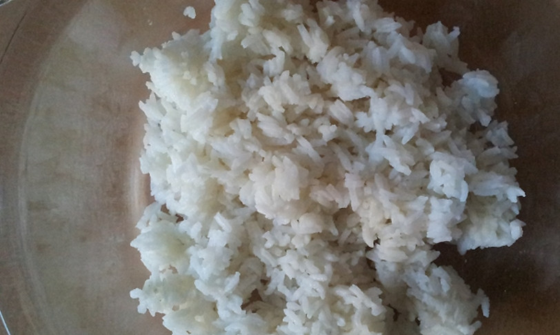 1. Этап. Салат с консервированными шампиньонами: В первую очередь нужно отварить рис до готовности в кипящей подсоленной воде. Остудите его.