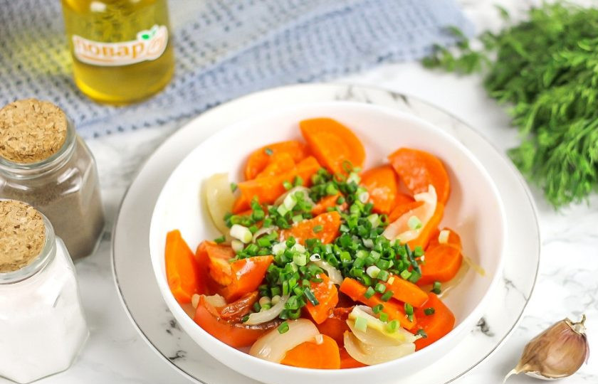 1. Этап. Колбаски «По-балкански» с салатом из запеченных овощей: В это время обжарьте приготовленные колбаски на сковороде, на гриле, мангале или электрогриле до румяности. Но обязательно — на умеренном нагреве, чтобы они прожарились и внутри. Запеченные овощи выложите в салатник, нарежьте свежую зелень, добавьте ее и перемешайте салат.