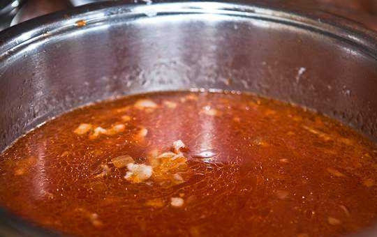 1. Этап. Вкусный рассольник: После этого добавьте в бульон лук. Доведите до кипения.