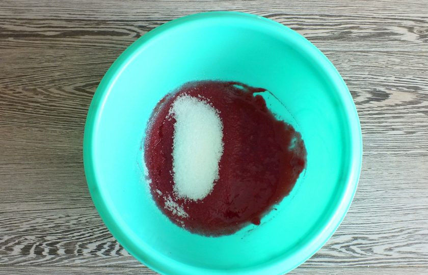 1. Этап. Малиновый пудинг: К полученному пюре добавьте сахар. Перемешайте.