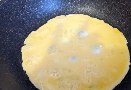 1. Этап. Омлетный сэндвич с индейкой: На горячую сковороду наливаем масло, выливаем омлетную смесь.