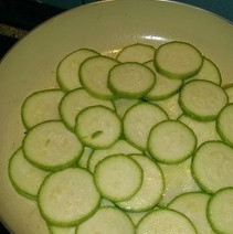 1. Этап. Омлет с кабачками и помидорами: Кабачки реем тонкими кружочками, выкладываем на лук, солим и вливаем немножечко воды. Тушим под крышкой до мягкости.