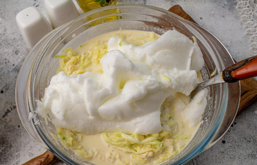 1. Этап. Суфле из кабачков в мультиварке: В кабачковую массу в 2-3 приема введите взбитые яичные белки.