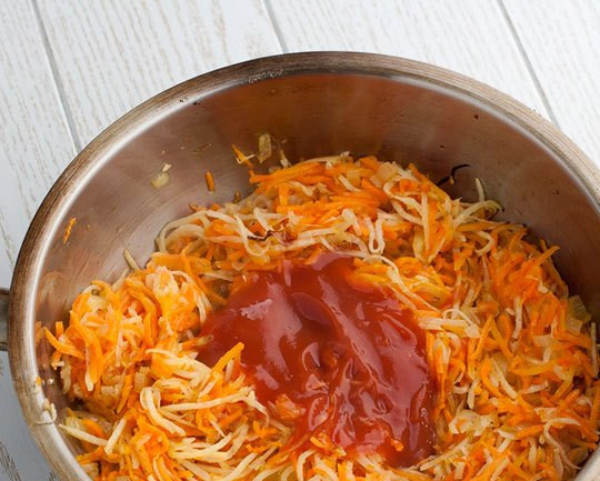 1. Этап. Суп с перловкой и курицей: Добавляем томатный соус, перемешиваем и тушим еще несколько минут.