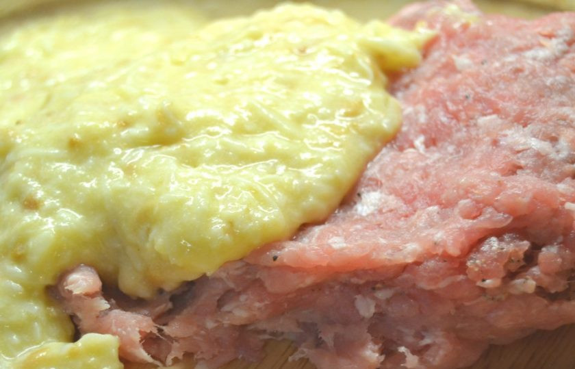 1. Этап. Котлетки из фарша: 5. Смешайте полученную массу и свиной фарш.