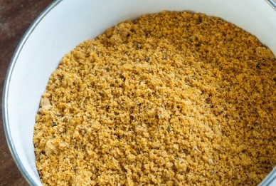 1. Этап. Пеммикан: Пропустим через кофемолку, добавим смесь перцев и соли. Перемешиваем.