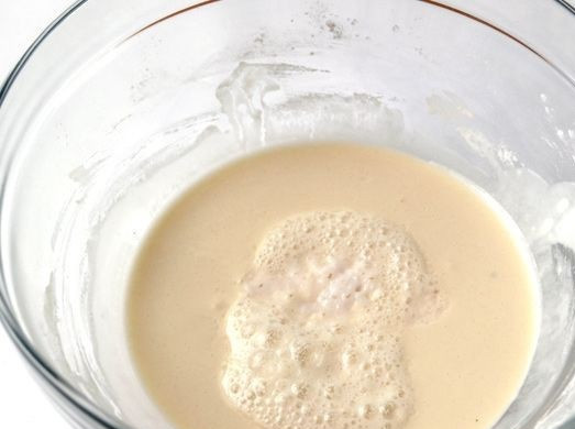 1. Этап. Морепродукты в кляре: 6. Всыпать гашеную соду (можно использовать в рецепт приготовления морепродуктов в кляре разрыхлитель).