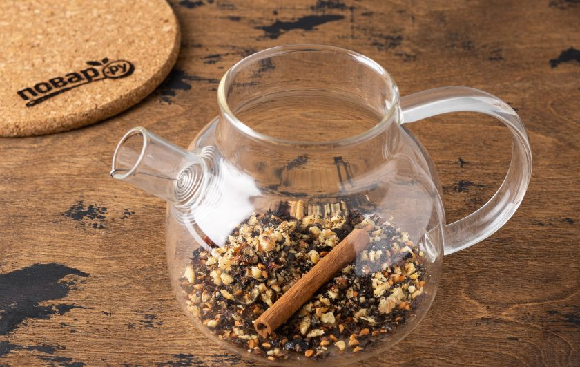 1. Этап. Чай с шиповником и грецким орехом: Добавьте эту смесь и палочку корицы в заварочный чайник.