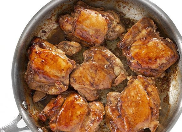 1. Этап. Куриные бедра с сыром и томатами: 3. Разогрейте сковороду и выложите в нее мясо, обжарьте его до золотистой корочки со всех сторон.