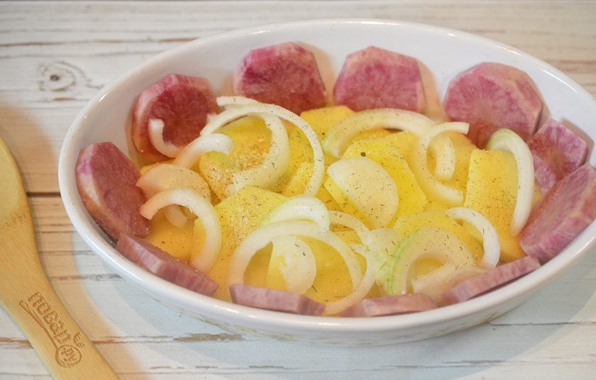 1. Этап. Лосось, запеченный с овощами: 6. Выложите половину лука на картофель. Посолите, поперчите.