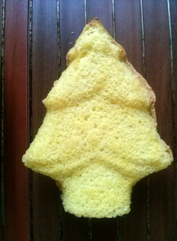 1. Этап. Новогодний кекс Елочка: Выпекайте 20-25 минут до сухой зубочистки, ориентируйтесь по своей духовке. Готовые елочки остудите в форме, а затем — на решетке.