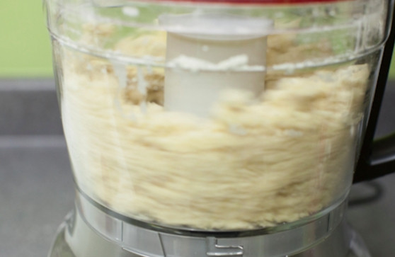 1. Этап. Духовые пирожки: Добавьте шортенинг и сливочное масло, порезанные кусочками, смешайте с мукой в несколько пульсирующих нажатий, постепенно добавляя воду.