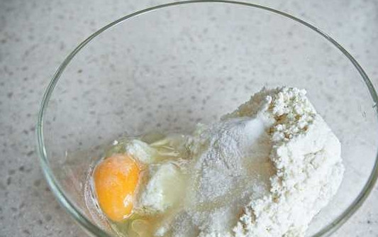 1. Этап. Королевские ватрушки с творогом: 8. В небольшой мисочке соедините творог, немного сахара и 1 яйцо. Тщательно перемешайте.