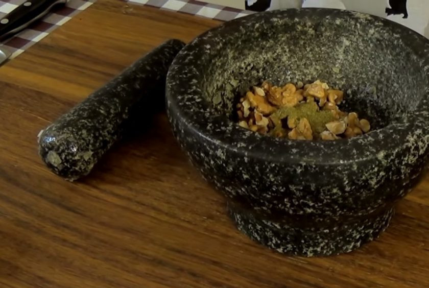 1. Этап. Салат Глехурад: 1. Чеснок разотрите в ступке, добавьте грецкие орехи, соль, хмели-сунели и тщательно размешайте. Добавьте белый винный уксус и хорошо смешайте.