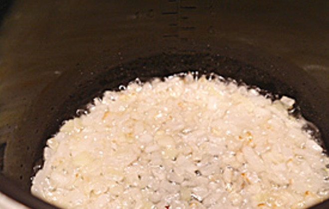 1. Этап. Суп с грибами в мультиварке: Лук мелко порежьте и немного обжарьте на растительном масле в чаше мультиварки. Для этого включите режим «Жарка».