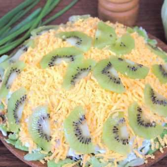 Салат с говядиной и киви