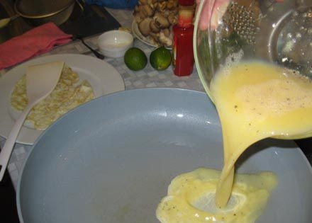 1. Этап. Салат с блинами и кукурузой: Смешать яйца с молоком, крахмалом и солью. На сковороде среднего размера испечь несколько тонких блинчиков.