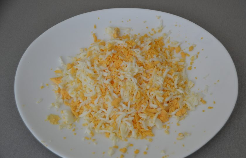 1. Этап. Салат из печени с яблоком: Натрите на терке отварные яйца.