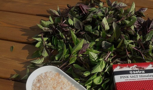 1. Этап. Черная соль базиликовая: Приготовить соль. Базилик промыть, обсушить