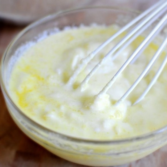 1. Этап. Оладьи с базиликом и шоколадом: Взбиваем венчиком до однородности.