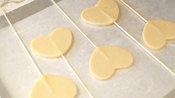 1. Этап. Печенье на день Валентина: 4. Аккуратно поместите в них деревянные палочки вот таким образом. Отправьте противень в духовку и выпекайте минут 8-10.