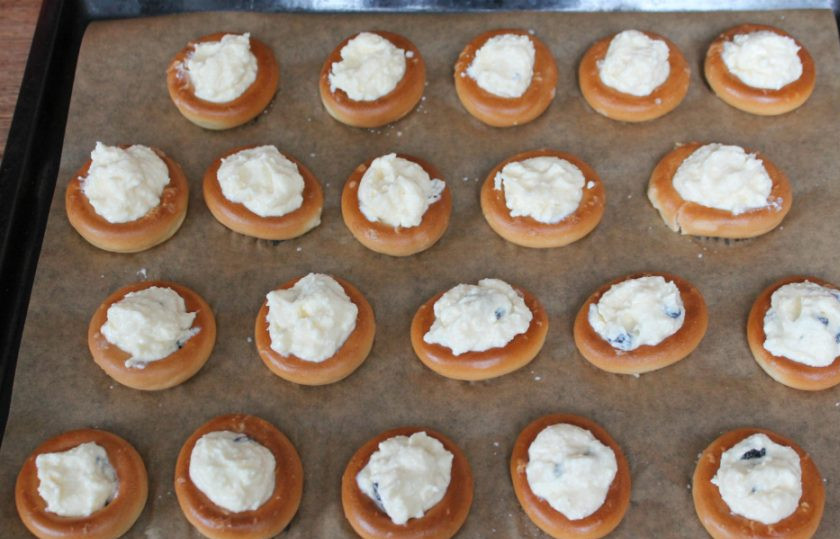 1. Этап. Ватрушки из сушек: В центр сушек выкладываем начинку. Затем, отправляем противень в духовку на 10-12 минут. Выпекаем при температуре 190-200 градусов.