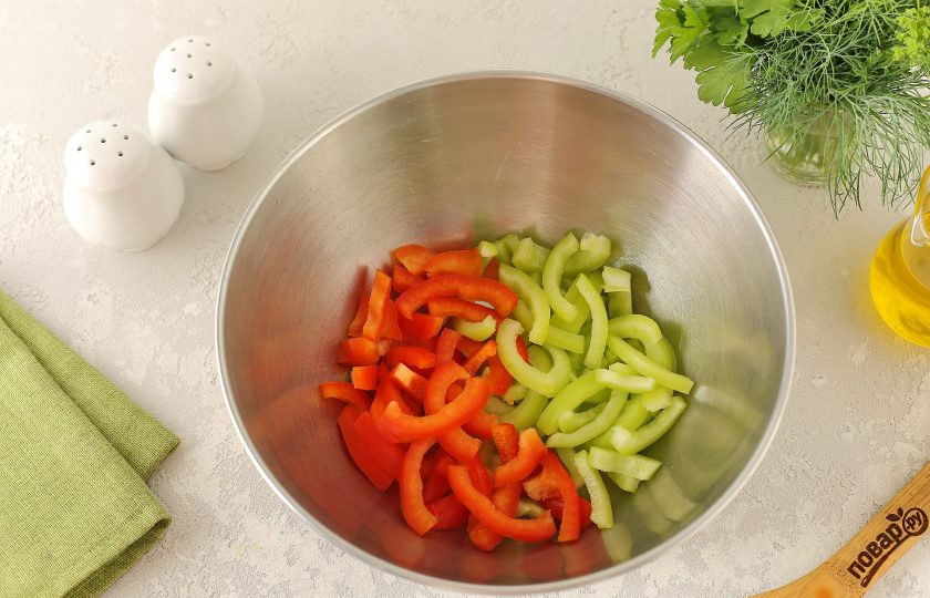 1. Этап. Салат Краски лета: Болгарский перец нарежьте небольшой соломкой.
